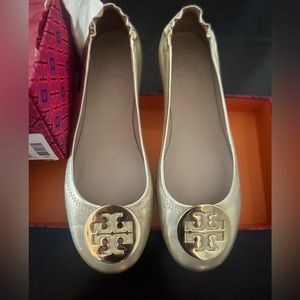 NWT Tory Burch Travel Logo Ballet Holo gold Size 8.5 NEVER WORN, in box with bag